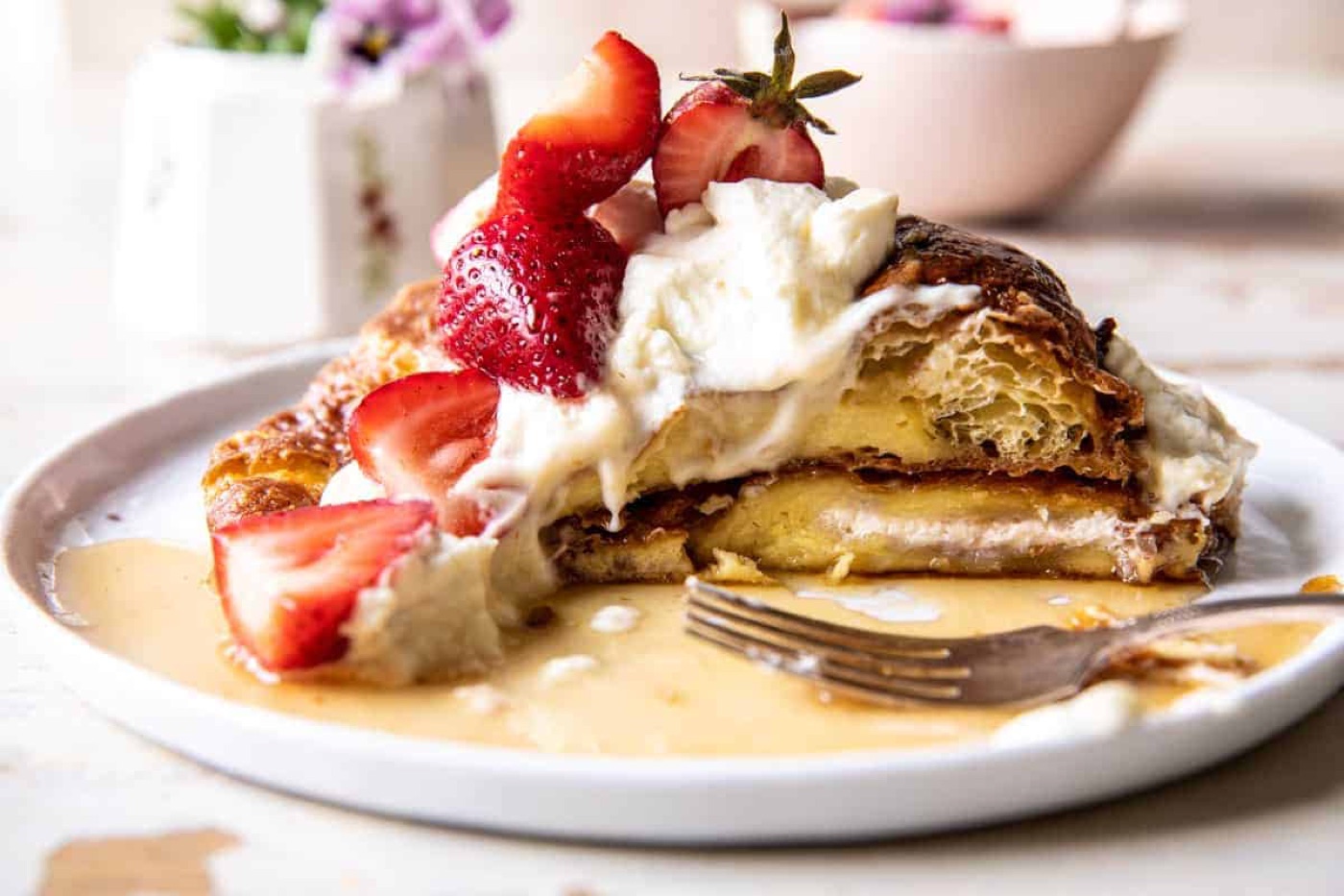 Bánh sừng bò nhồi dâu tây kem phô mai nướng kiểu French toast