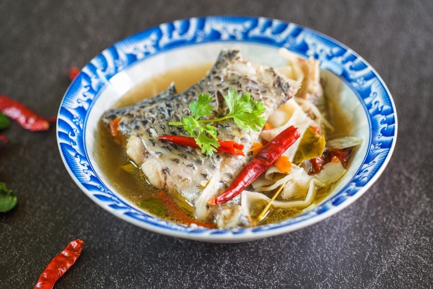 Canh tom yum cá rô phi kiểu Thái chua cay, không tanh